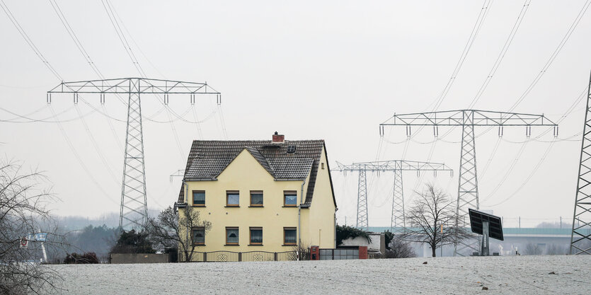 Haus zwischen Strommasten