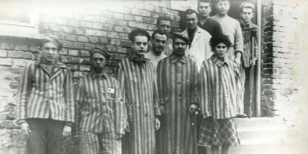 Ehemalige Gefangene des KZ Auschwitz nach der Befreiung 1945.