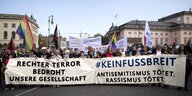 Demonstranten in Berlin auf dem Motto unteilbbar