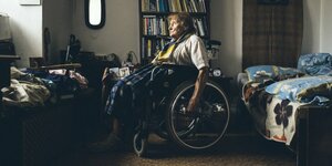 Die Holocaustüberlebende Anna Szalasna im Rollstuhl