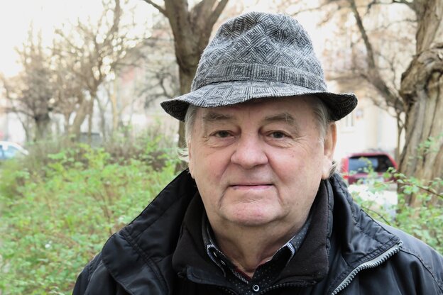Der Holocaustüberlebende Bogdan Chrzescianski mit grau-schwarzem Hut und schwarzer Jacke Der Holocaustüberlebende Bogdan Chrzescianski mit grau-schwarzem Hut und schwarzer Jacke