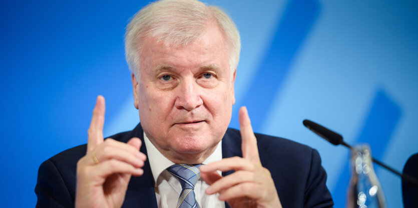 bundesinnenminister seehofer hinter pult