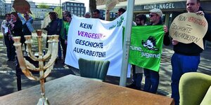 Junge Menschen demonstrieren vor dem - mittlerweile abgerissenen - Firmensitz der Logistikfirma Kühne und Nagel wegen deren Beteiligung an der wirtschaftlichen Vernichtung der Juden
