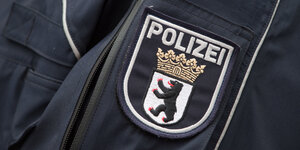 Das wappen Berlins auf der Polizeiuniform