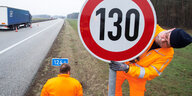 Auf einer deutschen Autobahn wird ein Schild mit Tempolimit montiert