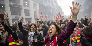 DemonstrantInnen auf einer Straße in Marseille.