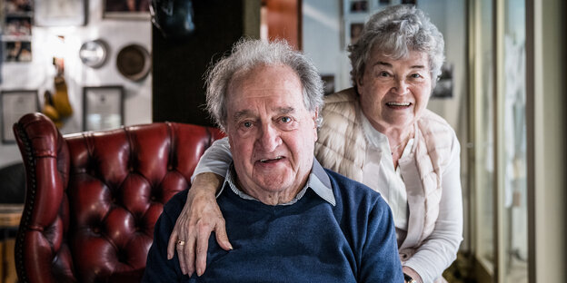 Ein älterer Mann und eine ältere Frau lächeln