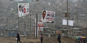 In der peruanischen Hauptstadt Lima stehen mehrere Wahlplakate
