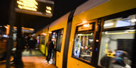 Eine tram fährt ab in Berlin