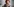 Alte Dame mit roten Locken und mit Blume in der Hand lacht herzlich