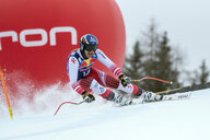 Matthias Meyer fährt auf Skiern um die Kurve
