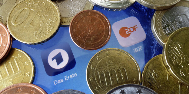 Münzen liegen um die Logos von ARD und ZDF herum