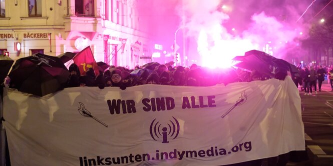 Demonstraten mit dem Transparent "wir sind alle inksunten.indymedia.org"