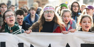 Demonstrierende Schülerinnen hinter einem Transparent
