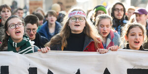 Demonstrierende Schülerinnen hinter einem Transparent