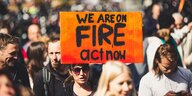Fridays for Future Demonstranten mit einem Transpi auf dem steht: We are on Fire