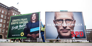 Zwei große Plakatwände stehen an einer Straße