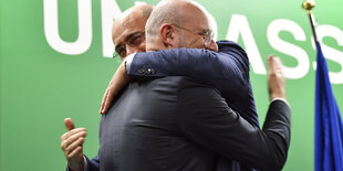 Stefano Bonaccini und Nicola Zingaretti umarmen sich