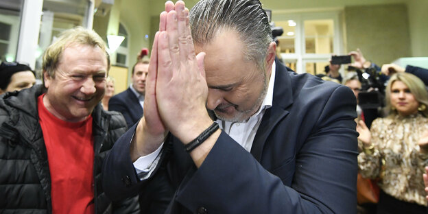 SPÖ-Kandidat Doskozil faltet dankend die Hände bei einer Wahlfeier