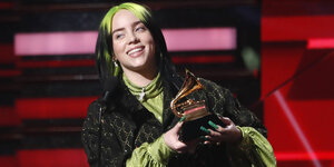 Billie Eilish mit einem Grammy in den Händen.