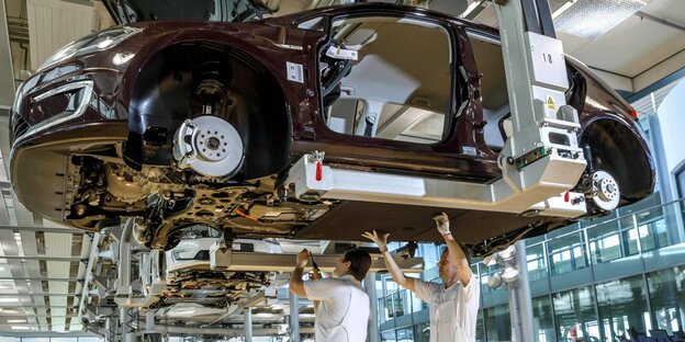Montage eine E-Golf in der Gläsernen Manufaktur von Volkswagen in Dresden.
