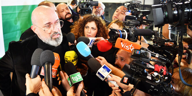 Stefano Bonaccini bei einer Pressekonferenz.