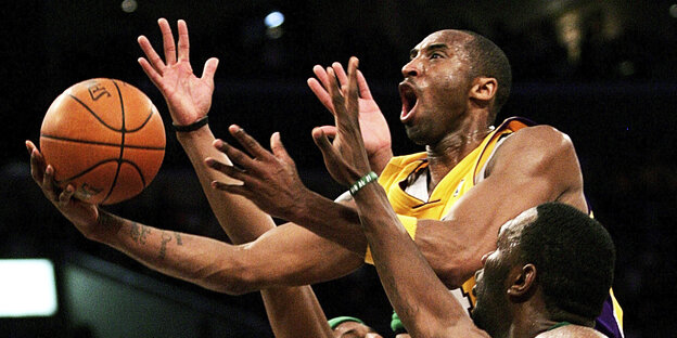 Basketballspieler Kobe Bryant im Kampf mit Mitspielern.