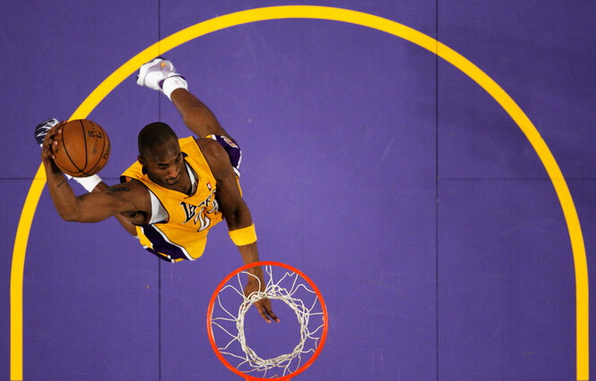 Basketballspieler Kobe Bryant bei einem Dunk von oben fotografiert.