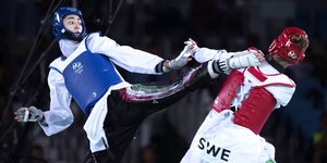 Kimia Alizadeh bei einem Taekwondo-Kampf mit ihrer Gegnerin