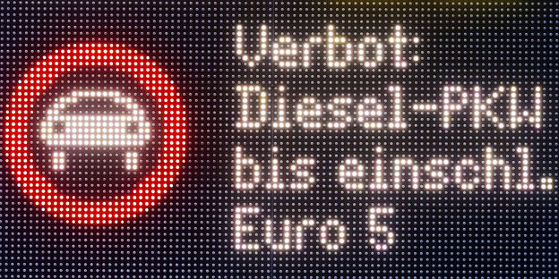 Digitale Straßenverkehrsanzeige zeigt ein Einfahrverbot für Diesel bis Abgasnorm 5.