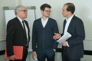 Drei Politiker stehen im Abgeordnetenhaus Drei Politiker stehen im Abgeordnetenhaus