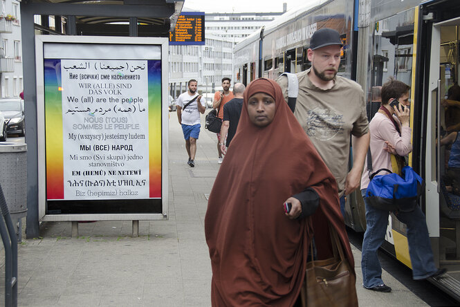 Straßenbahnhaltestelle und plakat mit Schriften