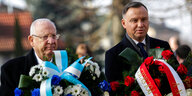 Polens Präsident Duda und Israels Präsident Rivlin mit Kränzen zum Holocaustgedenken in Auschwitz.