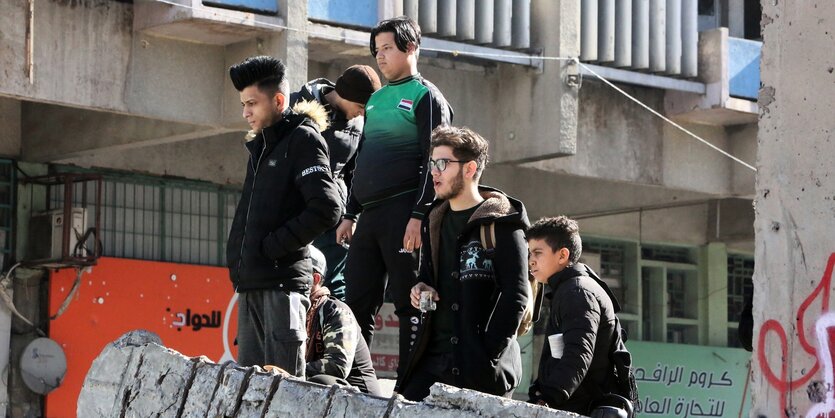 Jugendliche Demonstranten auf einer Barrikade in Bagdad.