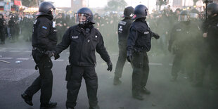 Polizisten im Rauch