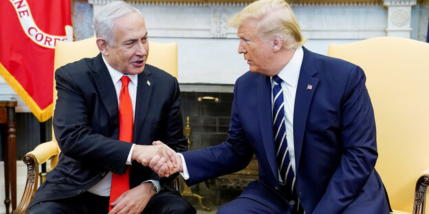 Trump und Netanjahu begrüßen sich per Handschlag.