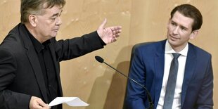 Österreich, Wien: Werner Kogler (l, Die Grünen); Vizekanzler von Österreich und Sebastian Kurz (ÖVP), Bundeskanzler von Österreich, während einer Sitzung des Nationalrates mit Regierungserklärung