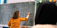 Während des Islamsunterricht der siebten Klasse in der Frankfurter Ernst-Reuter-Schule wird das Thema Freundschaft und Liebe im Islam behandelt