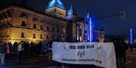 Demonstration mit Transparent gegen das Verbot von linksunten.indymedia.org vor dem Bundesverwaltungsgericht in Leipzig.