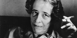 Die Philosophin Hannah Arendt raucht eine Zigarette