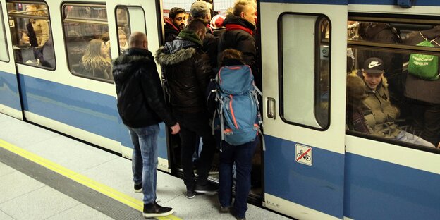 Gedrängel von Fahrgästen in der Münchner U-Bahn.
