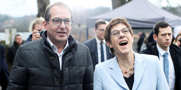 Verteidigungsministerin Annegret Kramp-Karrenbauer und Alexander Dobrindt zwischen vielen Menschen.