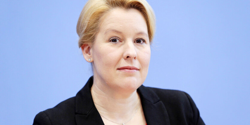 Franziska Giffey vor blauem Hintergrund.