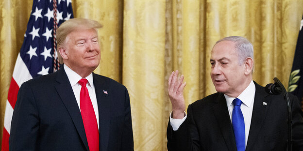 US-Präsident Trump und Israels Ministerpräsident Netanjahu vor einer amerikanischen Flagge.