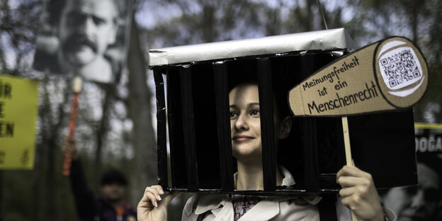 Kreative Demonstrantin während einer Kundgebung gegenüber der türkischen Botschaft