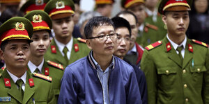 Der vietnamesische Geschäftsmann Trinh Xuan Thanh umringt von Uniformierten in Vietnam.