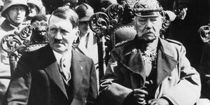 Hitler und Hindenburg sitzen nebeneinander