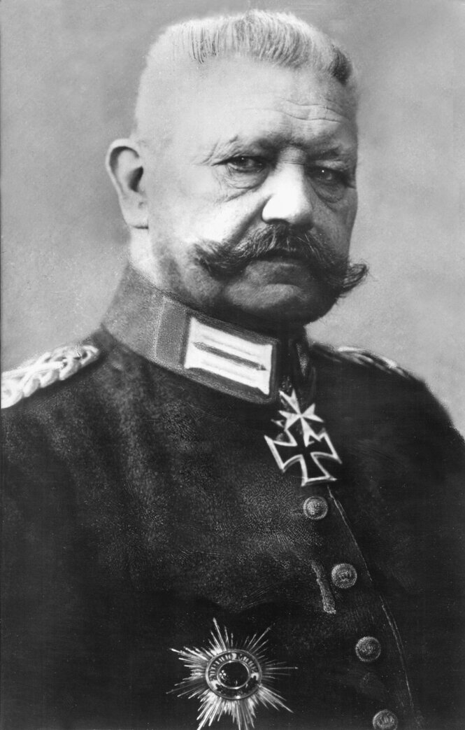 Paul von Hindenburg schaut in die Kamera