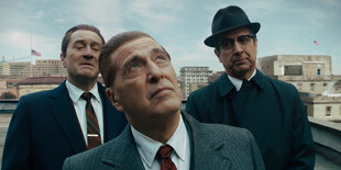 Der Schauspieler Al Pacino schaut im Anzug gekleidet im Film The Irishman in die Luft