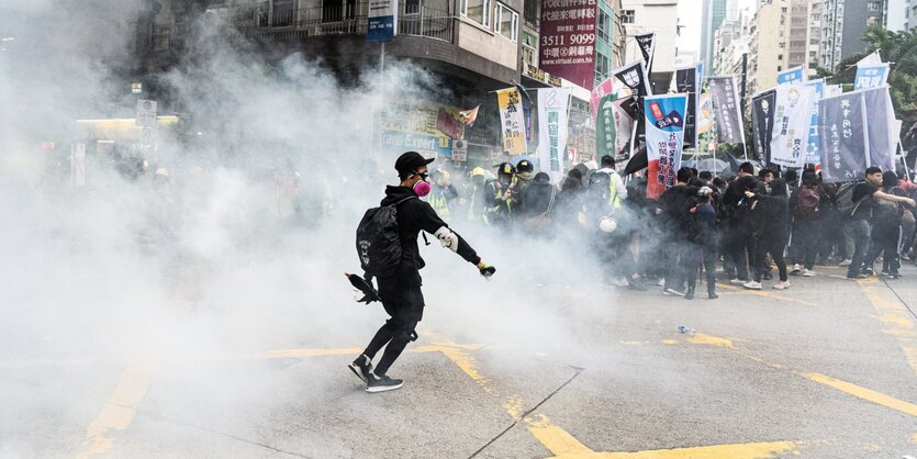 Ein Demonstrant im Tränengasnebel in Hongkong.